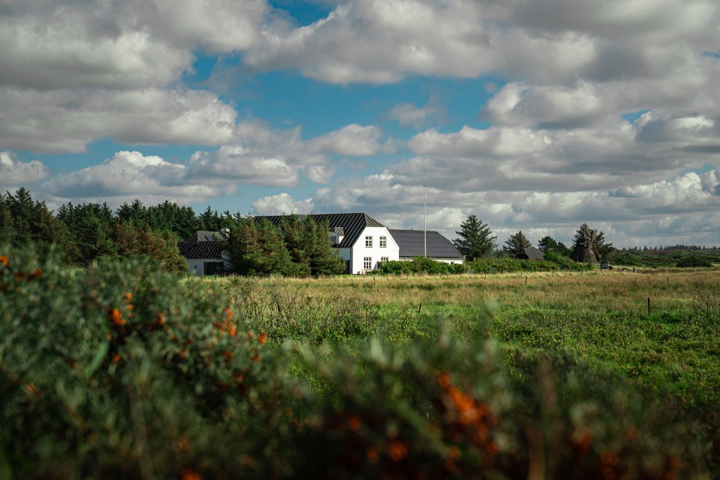 Casa rural entre campos verdes.
